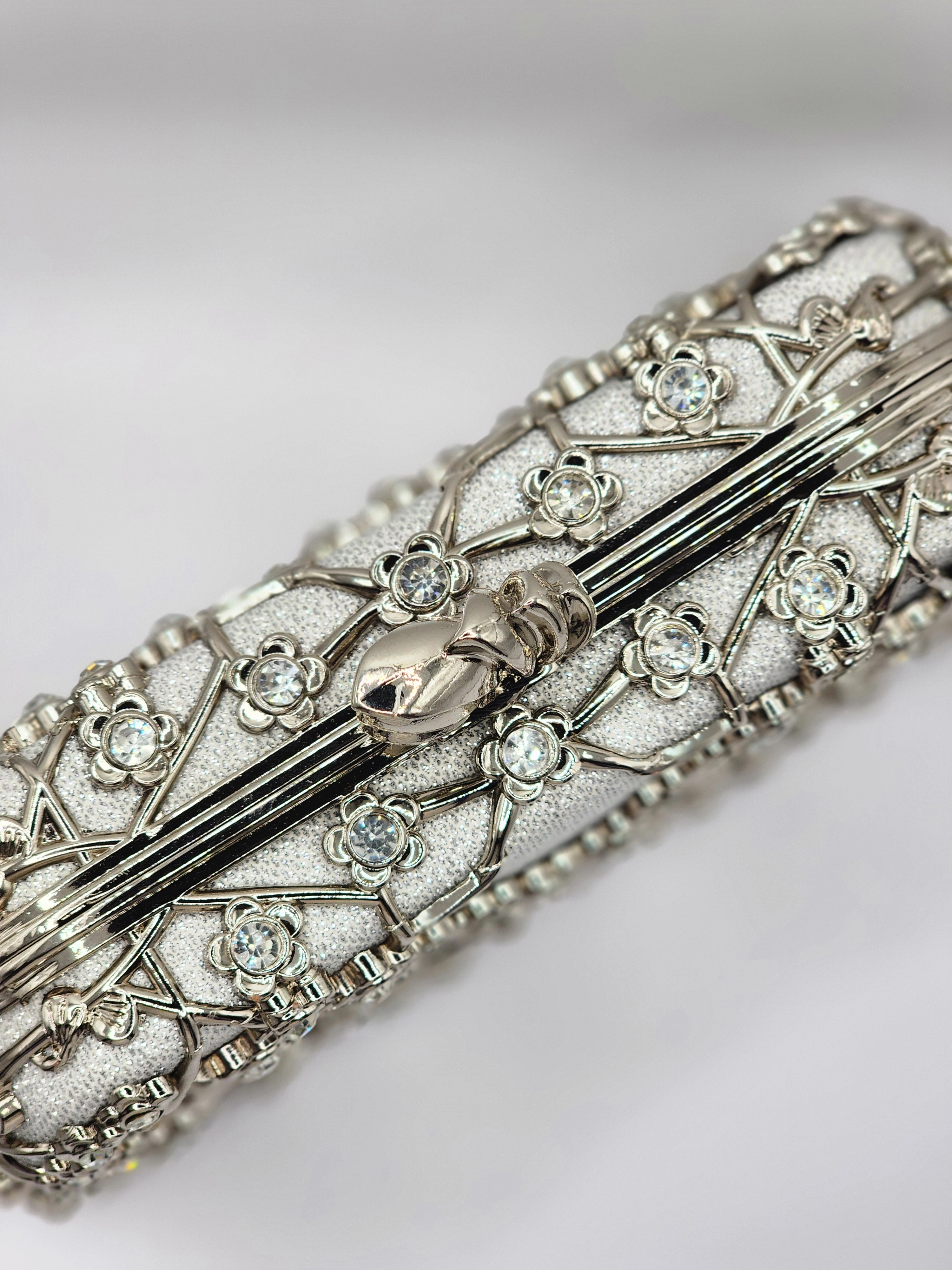 KRİSTAL TAŞ & ÇİÇEK FİGÜR METAL KASA KADIN ABİYE ÇANTA