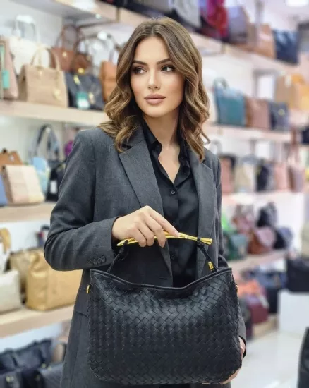 GOLG METAL DETAYLI YUMUŞAK DERİ ÖRGÜ MODEL KADIN EL-OMUZ ÇANTASI