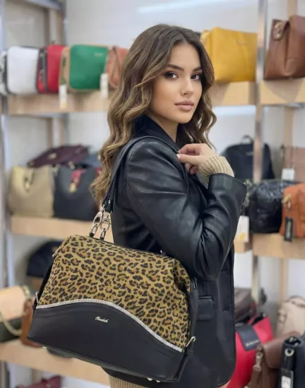 ÖN GÖVDESİ GERÇEK SÜET PARLAK ŞERİT DETAYLI KADIN OMUZ ÇANTASI